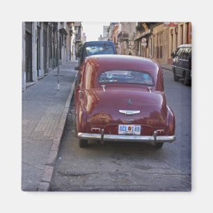 Imán Un viejo y clásico auto Peugeot rojo estacionado e