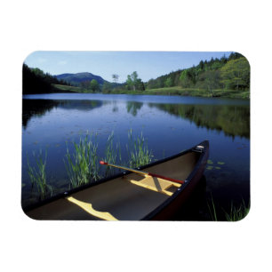 Imán Una canoa descansa en la orilla del Little Long Po