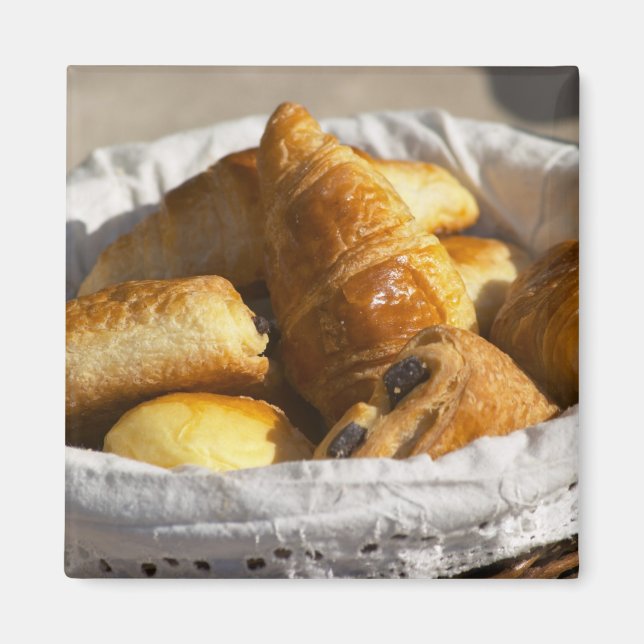 Imán Una cesta de mimbre para desayuno con croissants,  (Frente)