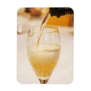 Imán Una copa de champagne siendo llenada con Gosset