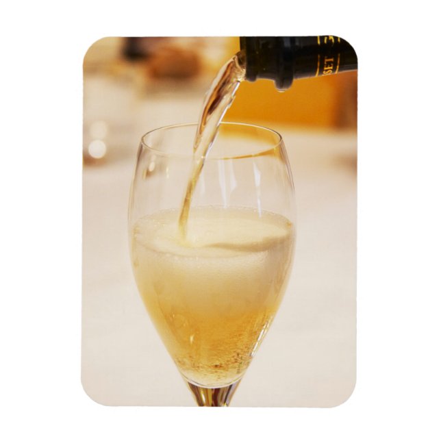 Imán Una copa de champagne siendo llenada con Gosset (Vertical)