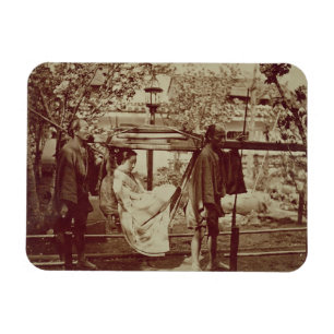 Imán Una geisha llevando una camada (foto de sepia)