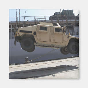 Imán Una grúa levanta un M998 Humvee