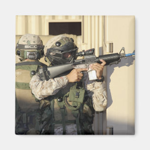 Imán Una infantería explora los objetivos su arma