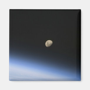 Imán Una luna gibosa visible sobre la atmósfera de