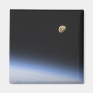 Imán Una luna gigante visible sobre la atmósfera de la 