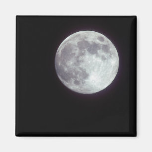 Imán Una luna llena brillante en un cielo nocturno negr