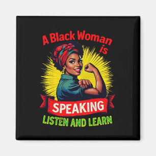 Imán Una mujer negra está hablando de escuchar a un hom