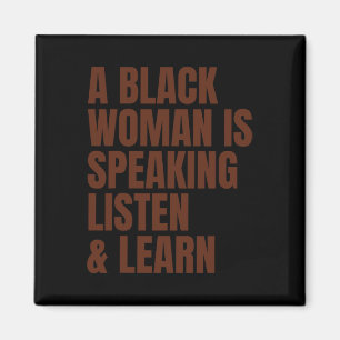 Imán Una mujer negra está hablando Escuche y aprenda pa