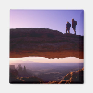 Imán Una pareja observa el amanecer desde la cima de Me
