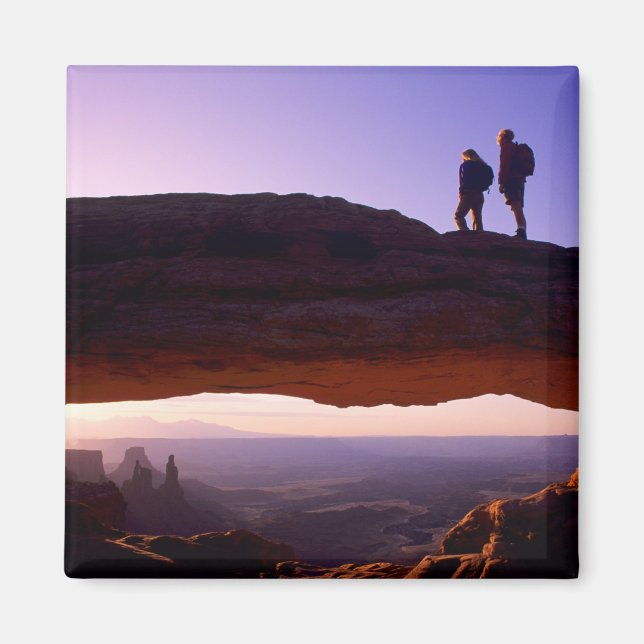 Imán Una pareja observa el amanecer desde la cima de Me (Frente)