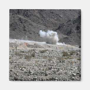 Imán Una ronda de un pequeño lanzacohetes AT-4