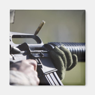 Imán Una ronda vuela de la cámara de un M-16A2