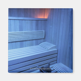 Imán Una sauna con luz azul, Suecia.