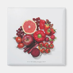 Imán Una selección de frutas y verduras rojas.