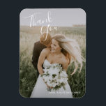 Imán Una simple foto moderna y elegante boda<br><div class="desc">Sencillos imanes bodas con "Gracias" en un elegante guión escrito a mano en la parte superior izquierda y sus nombres en la parte inferior derecha, sobre su foto favorita. La letra a mano de moda añade un toque romántico a este diseño minimalista. Estos imanes son excelentes, ya que una boda...</div>