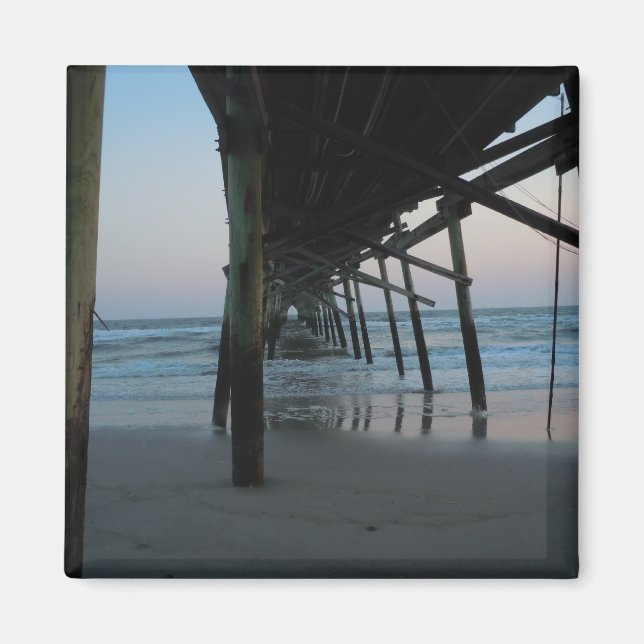 Imán Under the Pier - Isla de roble, Carolina del Norte (Frente)