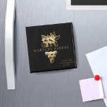 Imán uvas de oro de bodega de vinos<br><div class="desc">sofisticada experiencia de marca de bodega o negocio de vinos con uvas de Relieve metalizado de imitación de oro y su propio monograma en letra serif con toda la información adicional en elegante letra serif. Elija entre dos colores de fondo de blanco y negro. compruebe nuestra tienda para elegir entre...</div>