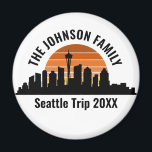 Imán Vacaciones familiares de Personalizados de la líne<br><div class="desc">Guay personalizó imanes de viaje en Seattle con el horizonte de la ciudad al atardecer. Una silueta de los edificios de la ciudad en Washington,  incluyendo la aguja espacial sobre su texto personalizado para sus vacaciones familiares.</div>