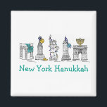 Imán Vacaciones judías de Hanukkah NYC Chanukah en Nuev<br><div class="desc">Cuenta con un original ilustracion de marcadores de los clásicos monumentos de la ciudad de Nueva York, incluyendo el Washington Square Arch, el puente de Brooklyn y la Estatua de la Libertad, "vestidos" para las vacaciones. Perfecto para cualquiera que viva en o ame el "ajetreo" de Nueva York durante la...</div>