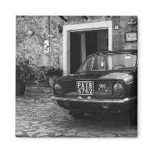 Vehículo FIAT de época en Italia monocromo