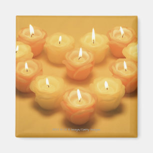 Imán Velas ardientes dispuestas en una forma del