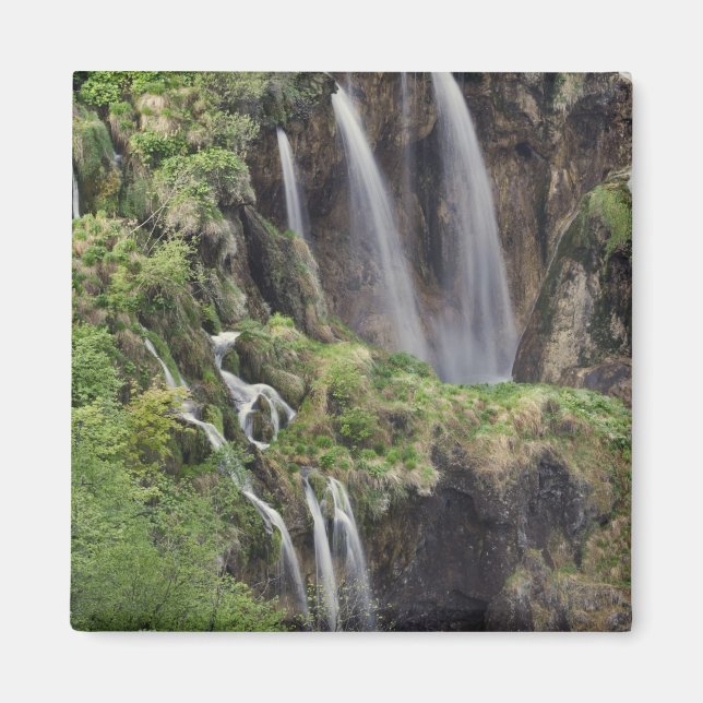 Imán Veliki Slap (Catarata) Parque Nacional de los Lago (Frente)