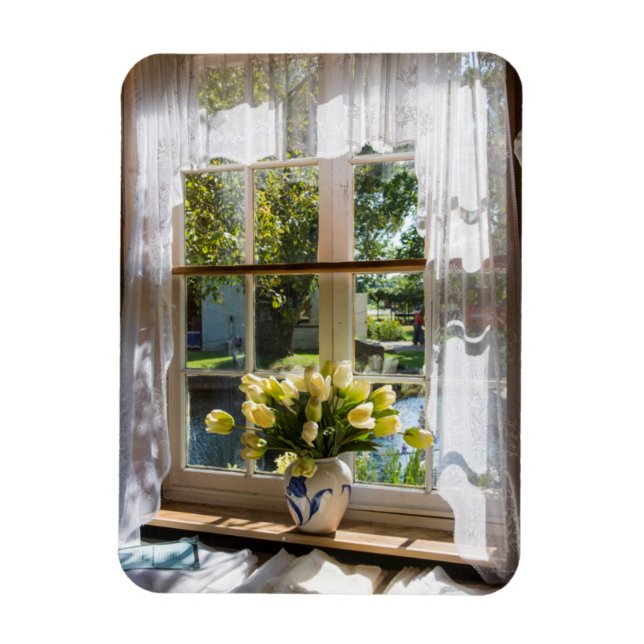 Imán Ventana con cortina de encaje y tulipanes (Vertical)