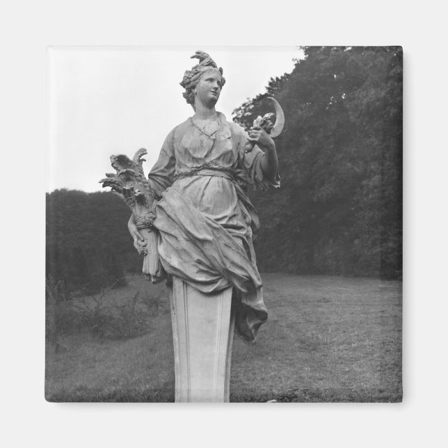 Imán Verano, estatua en los jardines (Frente)