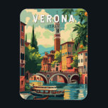 Imán Verona Italia Viaje de arte<br><div class="desc">Diseño de viaje vectorial retro de Verona. Verona es una ciudad de la región del Véneto,  en el norte de Italia,  con un casco antiguo medieval construido entre el río Adige. Es famosa por ser el escenario de "Romeo y Julieta" de Shakespeare.</div>