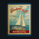 Imán Viaje en barco de vela de Minnesota<br><div class="desc">Este diseño náutico vintage de Greetings From Minnesota incluye un barco que navega en el agua con gaviotas y un cielo azul lleno de hermosas nubes blancas.</div>