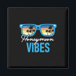 Imán Vibes de luna de miel - Boda de vacaciones de luna<br><div class="desc">Vibes de luna de miel - Boda de vacaciones de luna de miel en Groom</div>