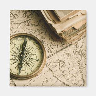 Imán Viejo compás sobre mapa antiguo