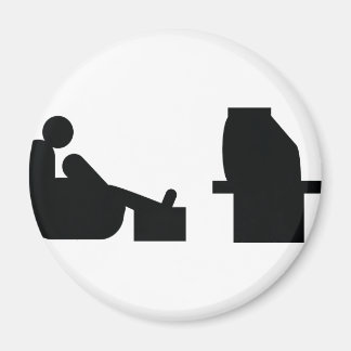 Imán viendo televisión