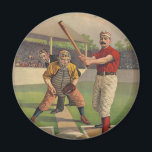 Imán Vintage Baseball Poster Magnet<br><div class="desc">Magnet Poster Vintage de Béisbol. Batería de pie en el plato principal con el cazador y árbitro esperando el canto; la vista es desde el tórax del lanzador,  con el nieto visible en el fondo.</div>