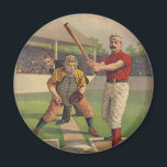 Imán Vintage Baseball Poster Magnet<br><div class="desc">Magnet Poster Vintage de Béisbol. Batería de pie en el plato principal con el cazador y árbitro esperando el canto; la vista es desde el tórax del lanzador,  con el nieto visible en el fondo.</div>
