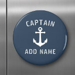 Imán Vintage Nautical Anchor Captain or Bote Name Blue<br><div class="desc">Elegante imán de refrigerador redondo con capitán u otro título/rango,  nombre personalizado,  nombre del barco u otro texto y un barco vintage personalizado anclado en blanco sobre gris-azul oceánico o elegir los colores de fondo para la decoración. Hace un gran regalo único.</div>