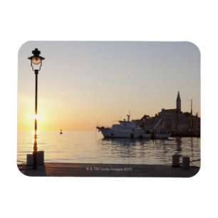 Imán Visión desde el puerto de Rovinj, Croacia, en la