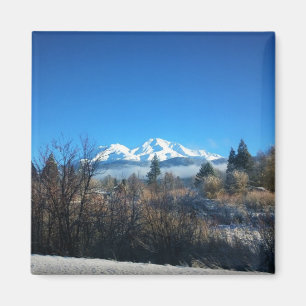 Imán Vista de invierno en el Monte Shasta, CA