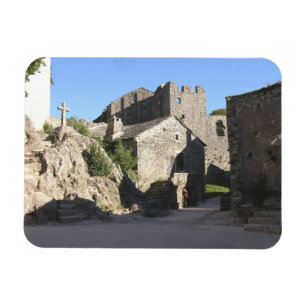 Imán Vista de la iglesia fortificada construida por los