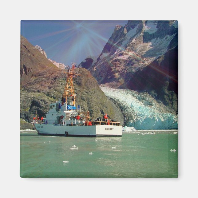 Imán Vista de la montaña en Alaska con barco (Frente)