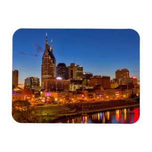 Imán Vista del horizonte de la ciudad al atardecer