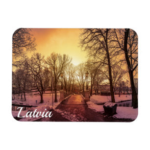 Imán Vista panorámica del parque de nieve al atardecer