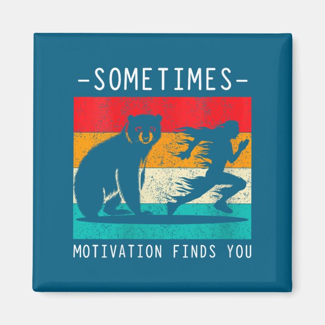 Imán Womens Sometimes Motivation Finds You Funny Quote  (Frente)