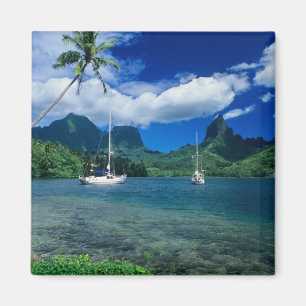 Imán Yates privados anclados en la bahía de Opunohu