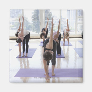 Imán yoga practicante de la clase con el instructor en