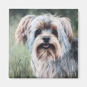 Imán Yorkie Yorkshire Terrier en césped de verano