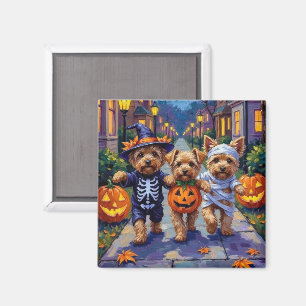 Imán Yorkipoo pidiendo dulces con disfraces de Hallowee