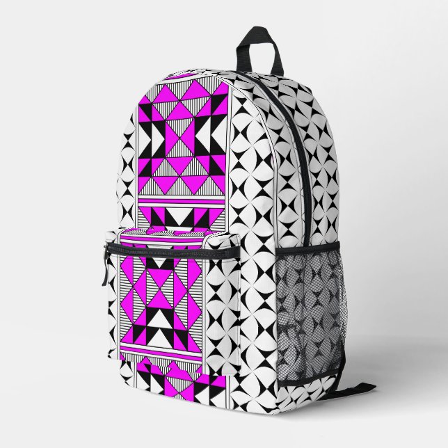 Impresa Cuatro montañas en mochila rosa (Esquina derecha trasera )
