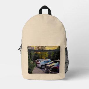 Impresa Mochila con vista callejera al atardecer dorado –